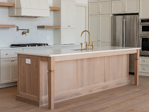 Quartz kitchen countertops by Distinctive Kitchen Countertops